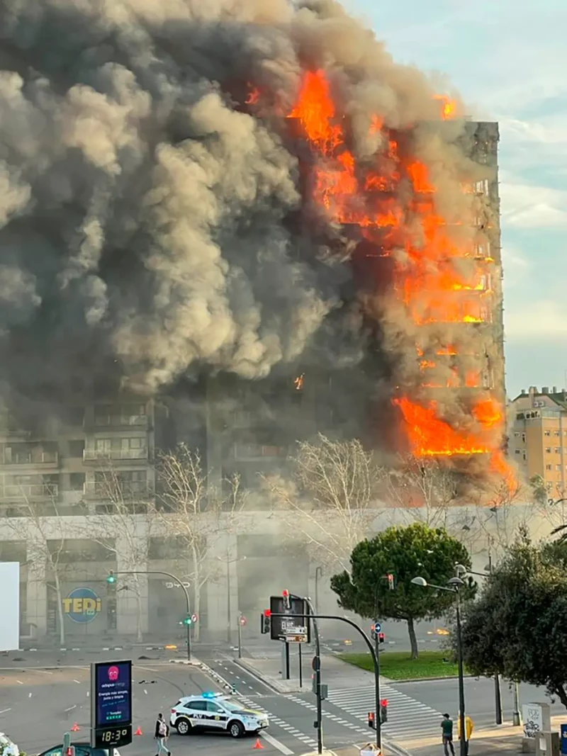 Edificio de Valencia durante el incendio.