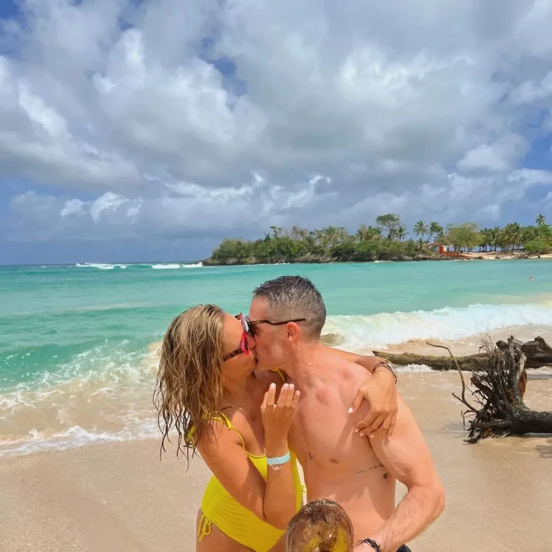alba carrillo beso novio