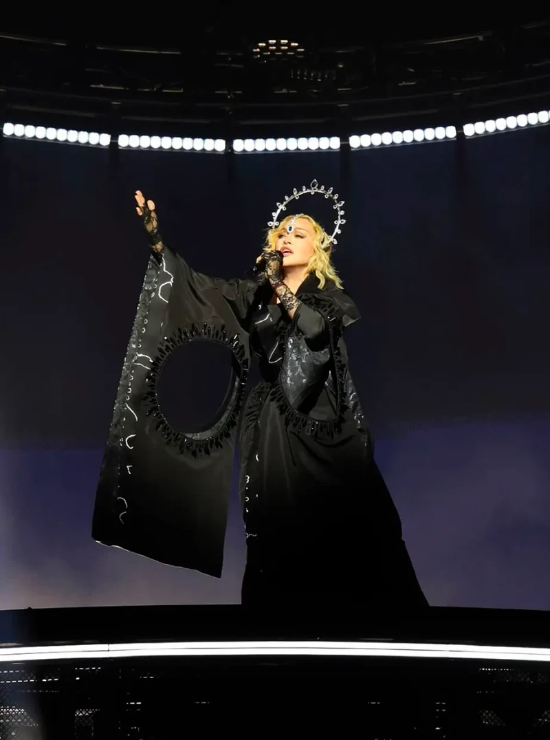 Madonna cantando durante un concierto