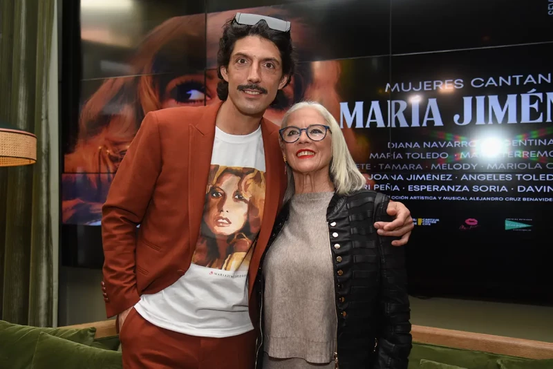 Alejandro Sancho con su tía materna, Isabel Jiménez, que asegura que el concierto será una juerga.