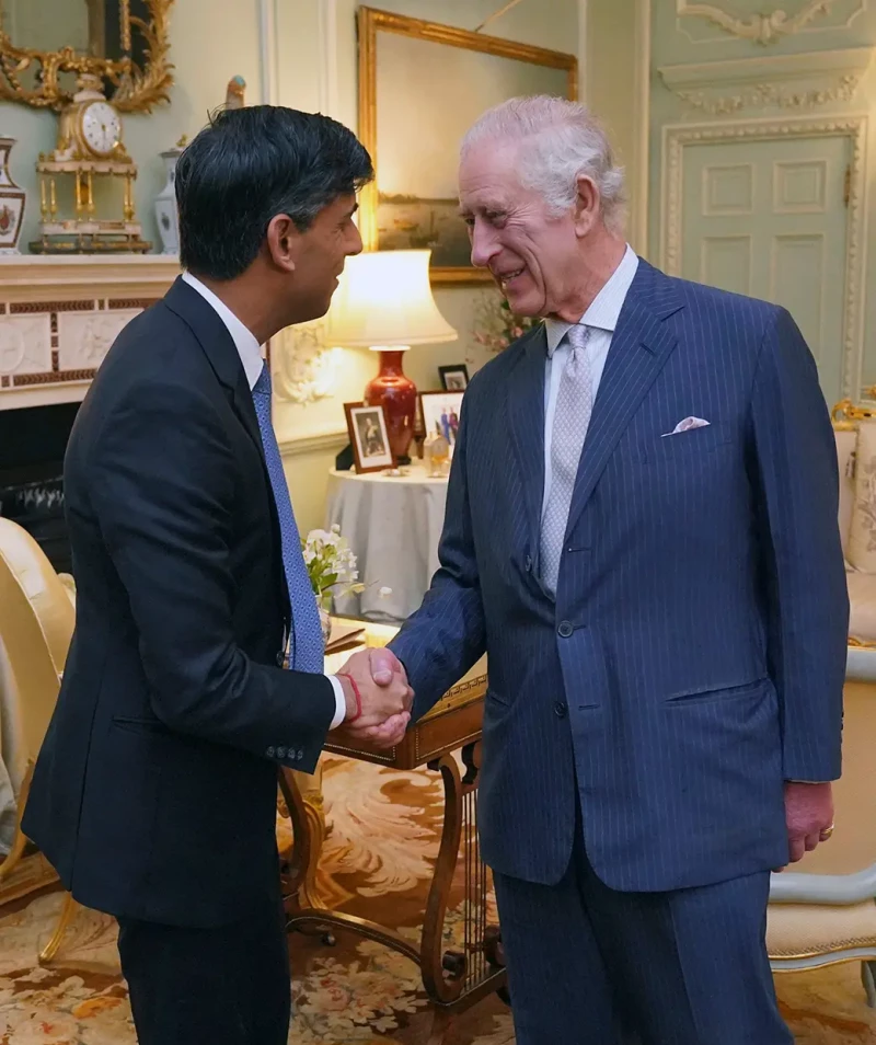 En su primera audiencia presencial tras el anuncio de su cáncer, Carlos saluda al primer ministro británico en Buckingham.