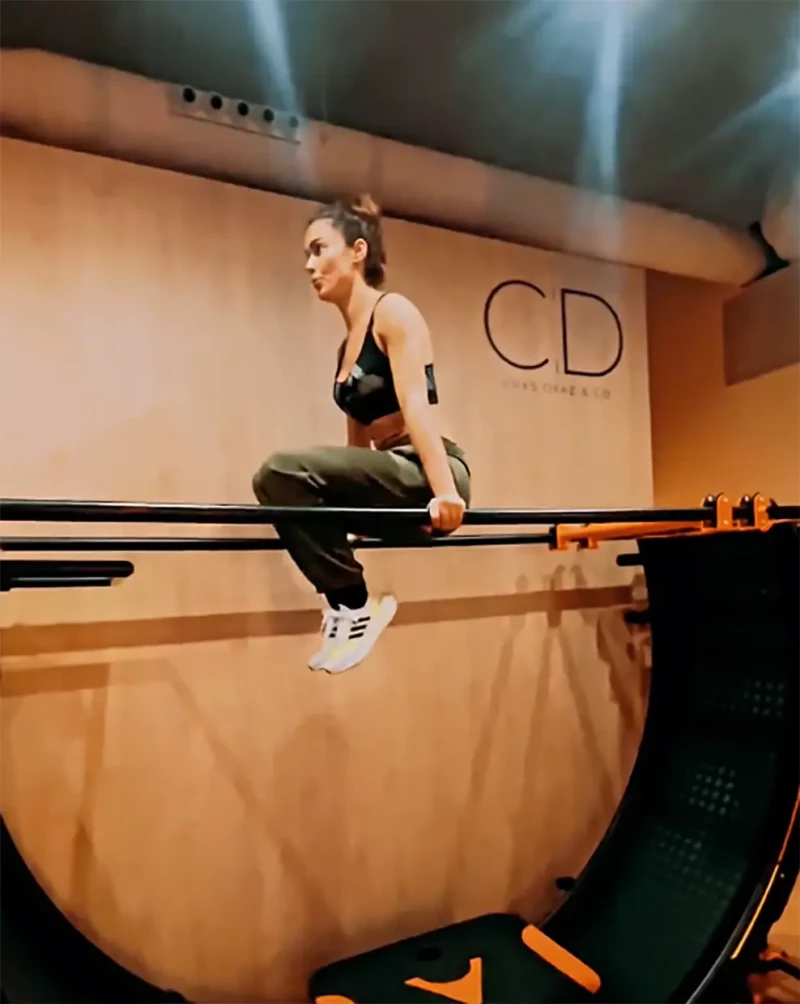 Lara Álvarez entrenando en el gimnasio.