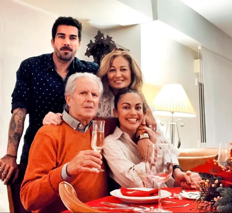 Lara Álvarez con su familia.