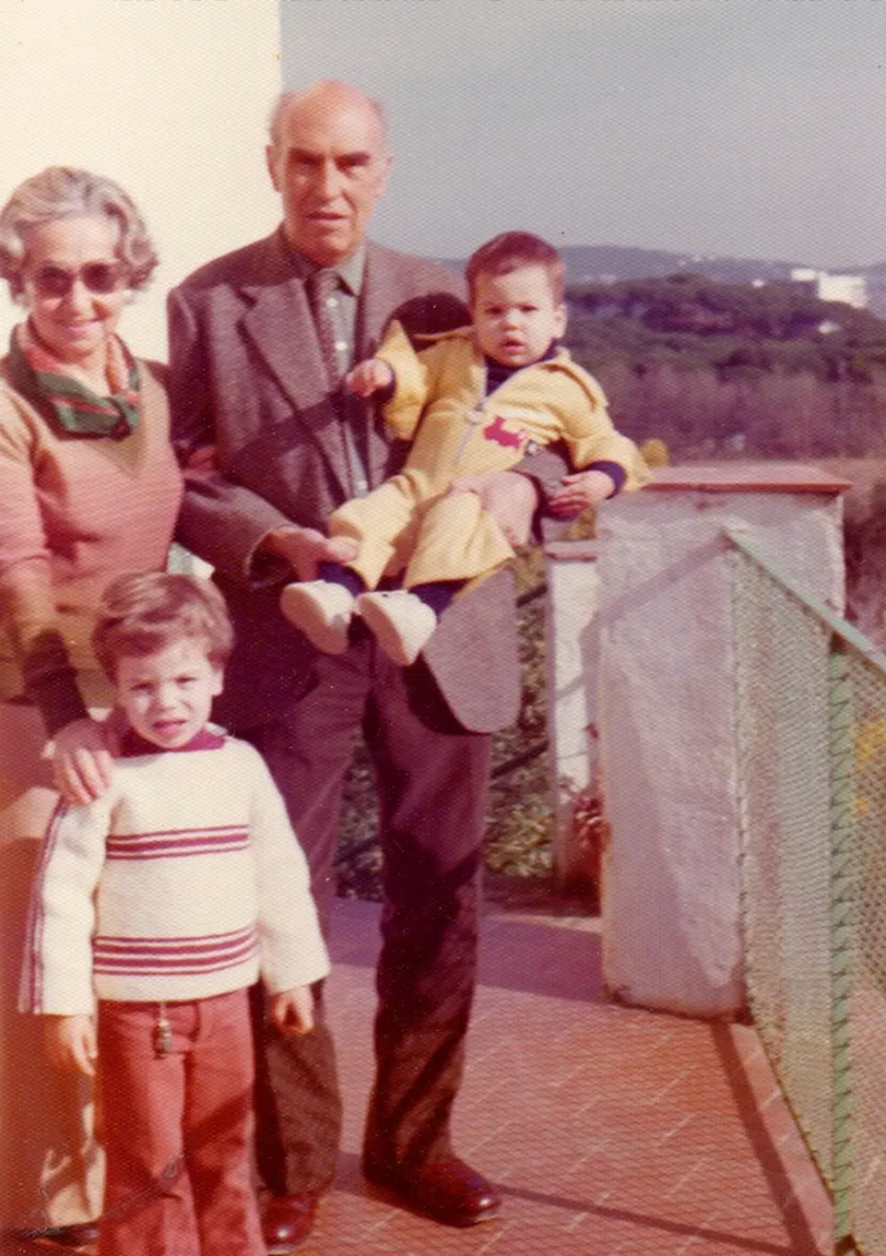 Junto a sus nietos y su marido en el 76.