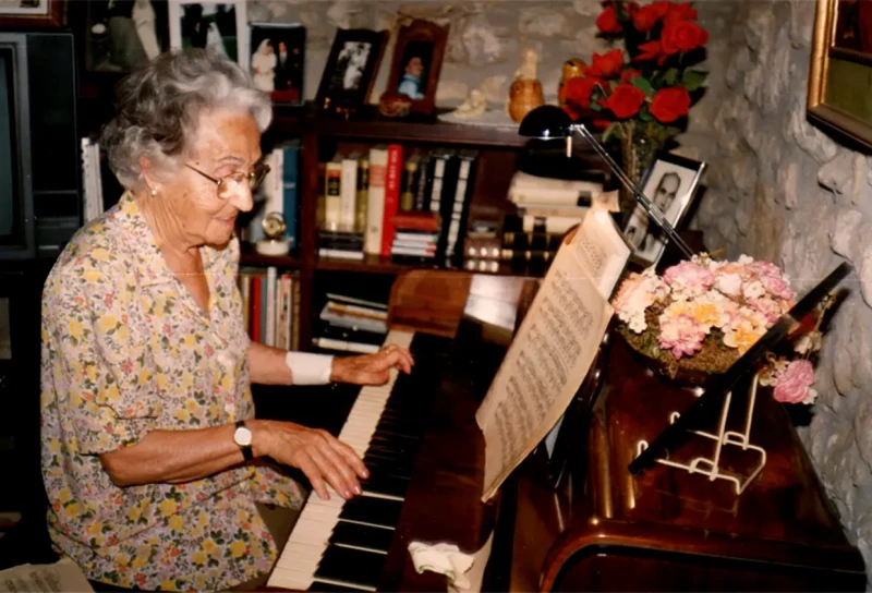 Maria Branyàs tocanto el piano con 87 años.