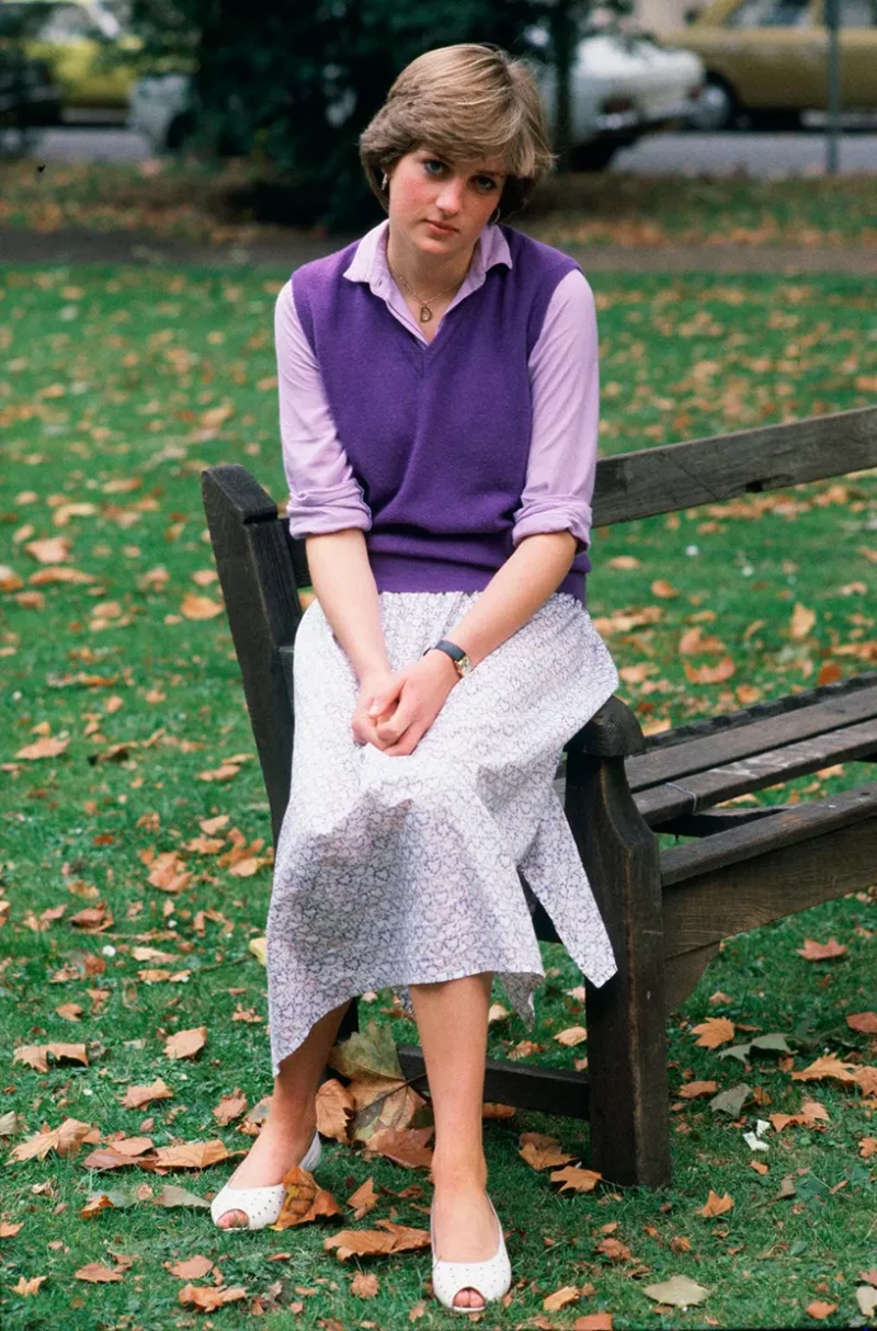 Lady Di posando en un parque de joven.