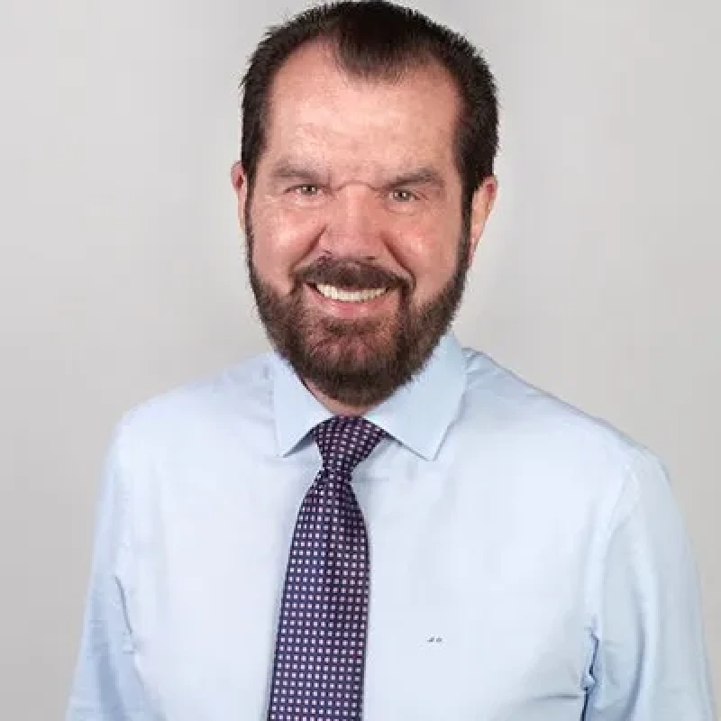 Jesús Ortiz, padre de la reina Letizia, sonriente y con corbata.