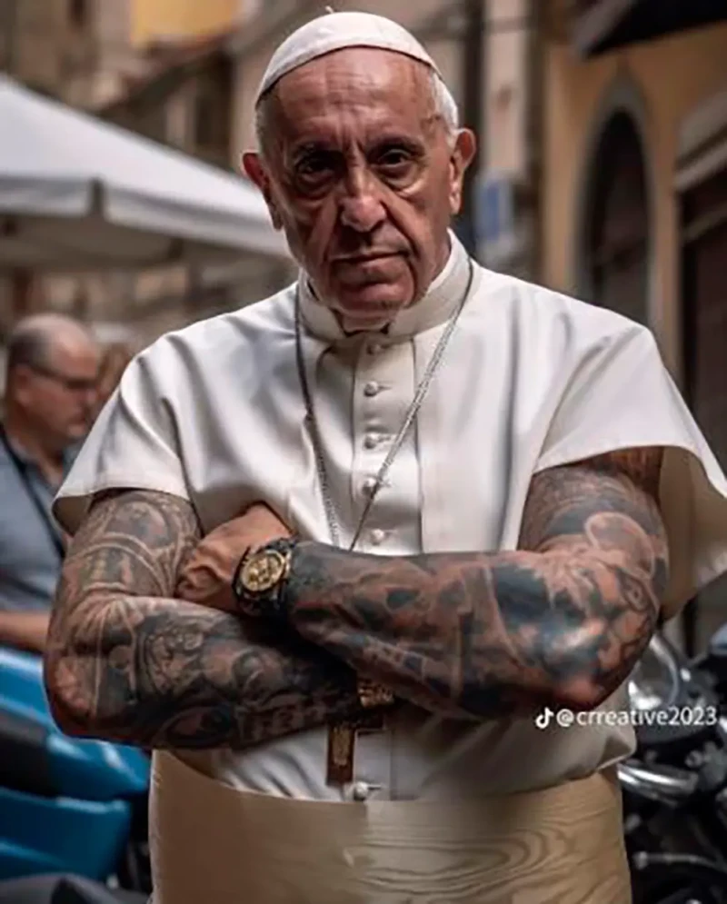 Un Papa Francisco tatuado y musculado en otro montaje.