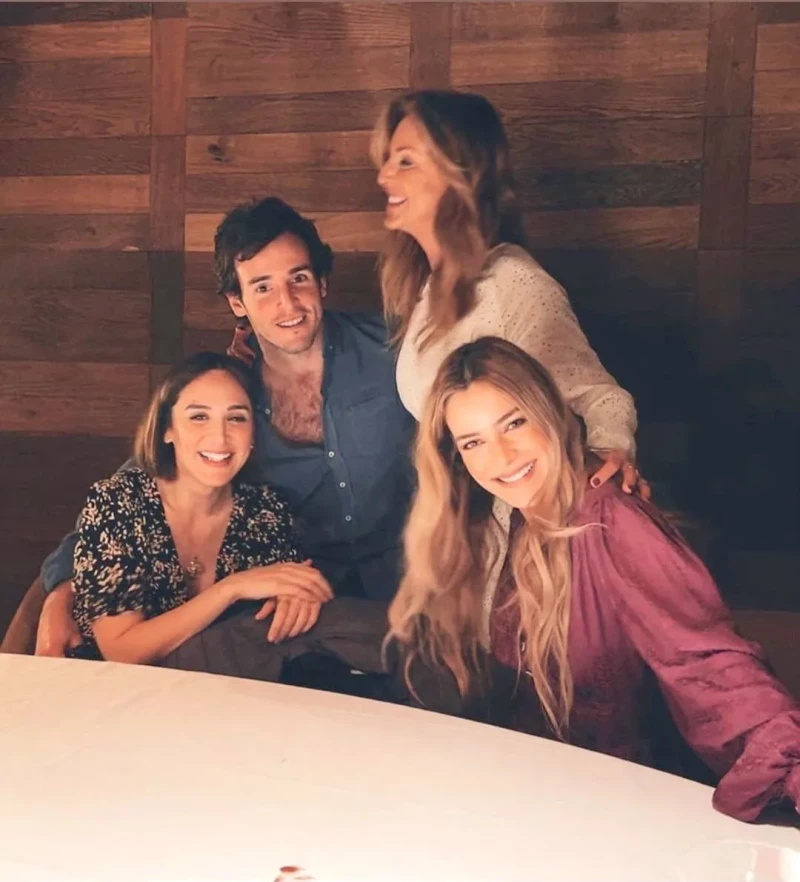 Alejandra Onieva con su madre, Carolina Molas, su hermano y Tamara Falcó.