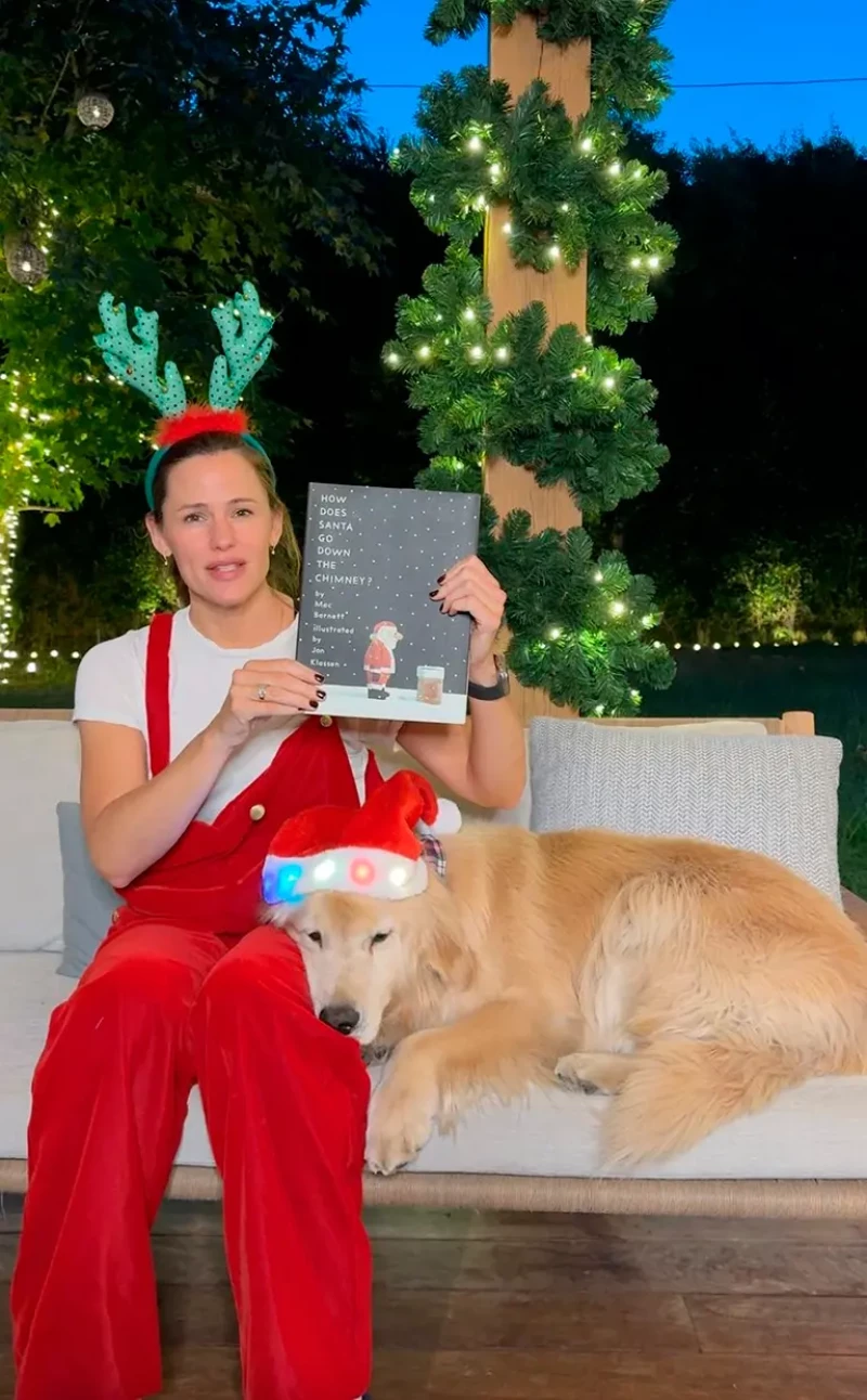 Jennifer Garner con su perro felicitando la Navidad.