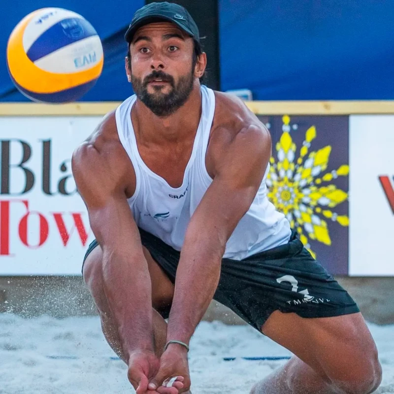 Ignacio Batallán en un partido de vóley.