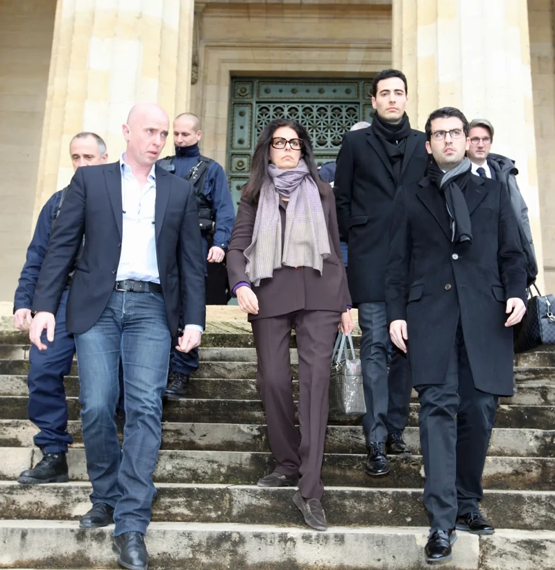 Françoise con sus dos hijos (a su izquierda), tras el juicio por su demanda contra François-Marie Banier.