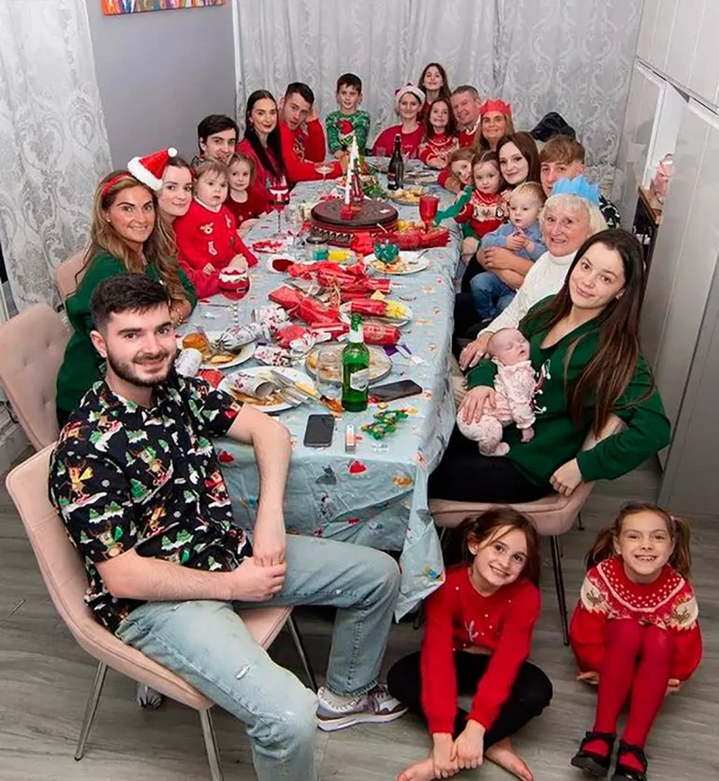 Familia Radford sentados a una mesa.