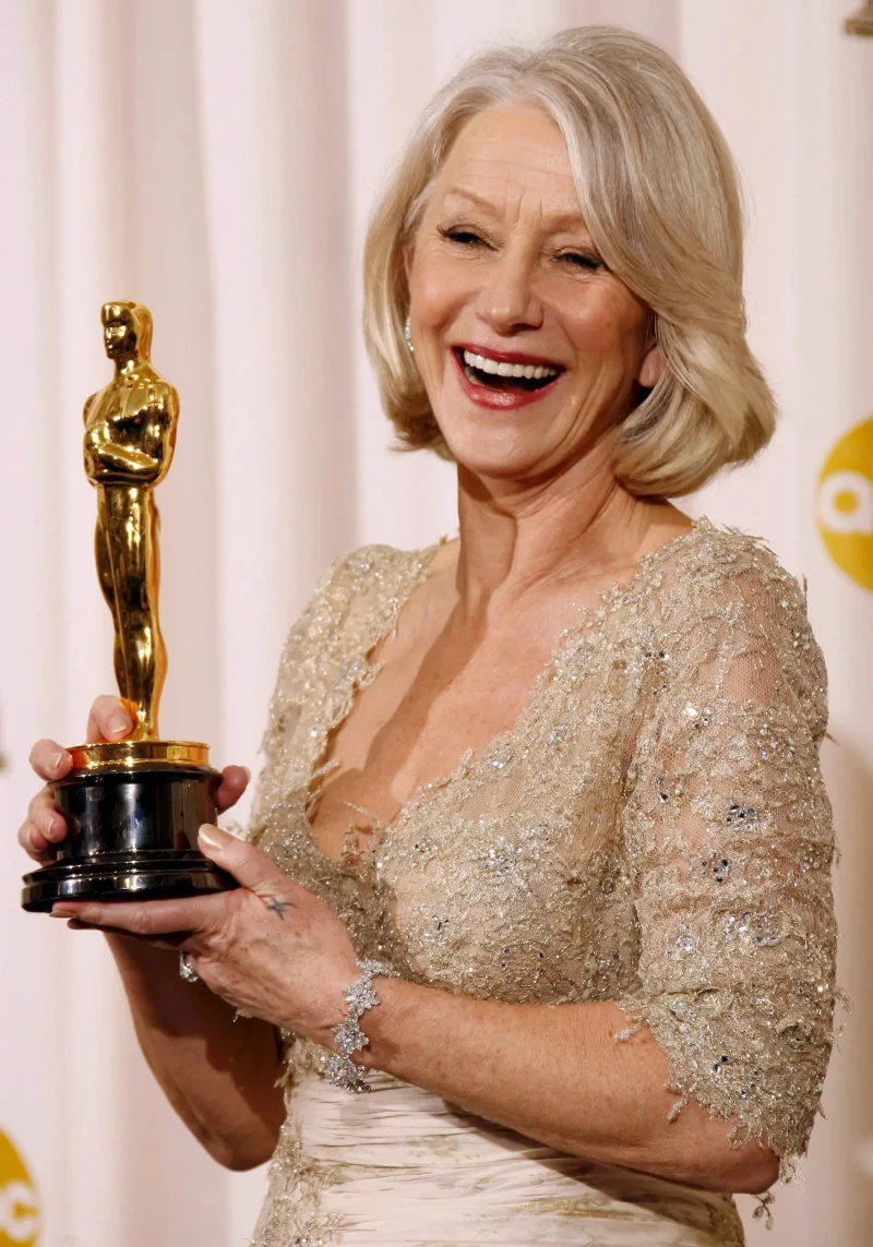 Helen Mirrer cpon su premio OScar.