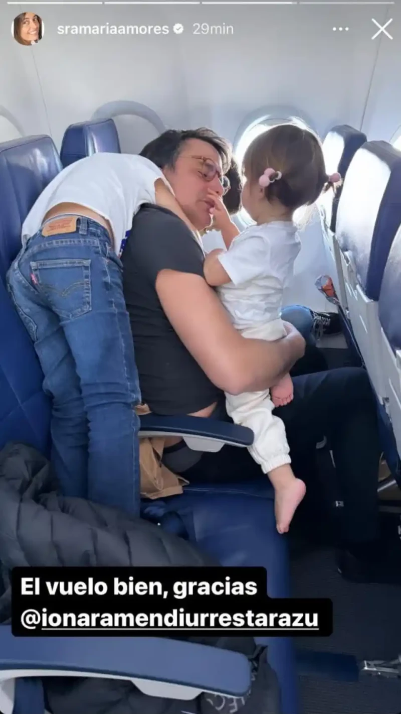 ION aramendi en el avión con sus tres hijos