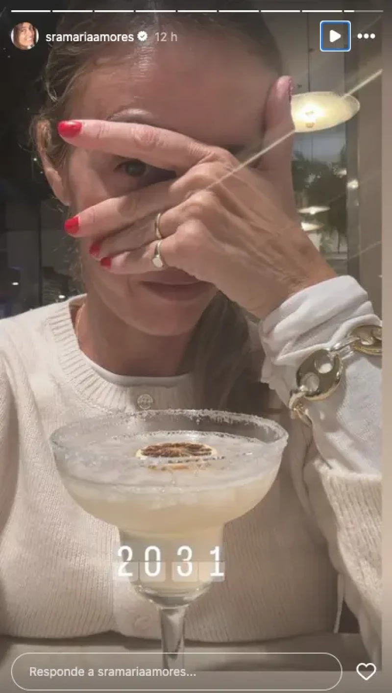 maria amores tomando cocktail