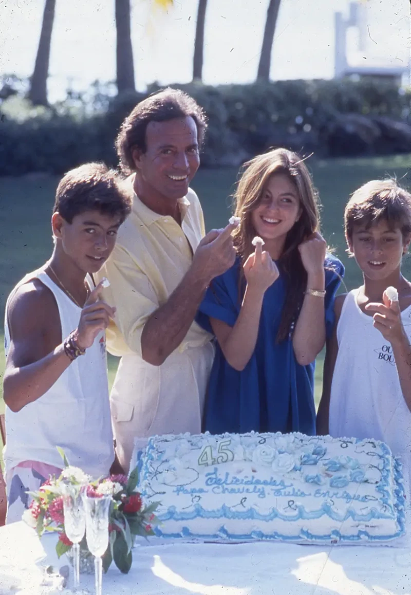 Julio Iglesias celebrando su cumpleaños con Julio José, Chábeli y Enrique.