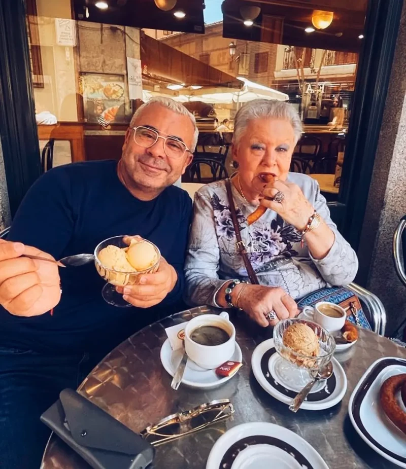 Jorge Javier de "vacaciones forzadas" junto a su madre.