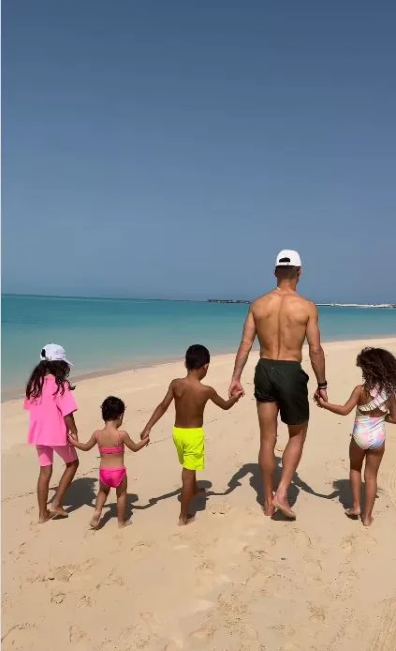 cristiano ronaldo con sus hijos en la playa