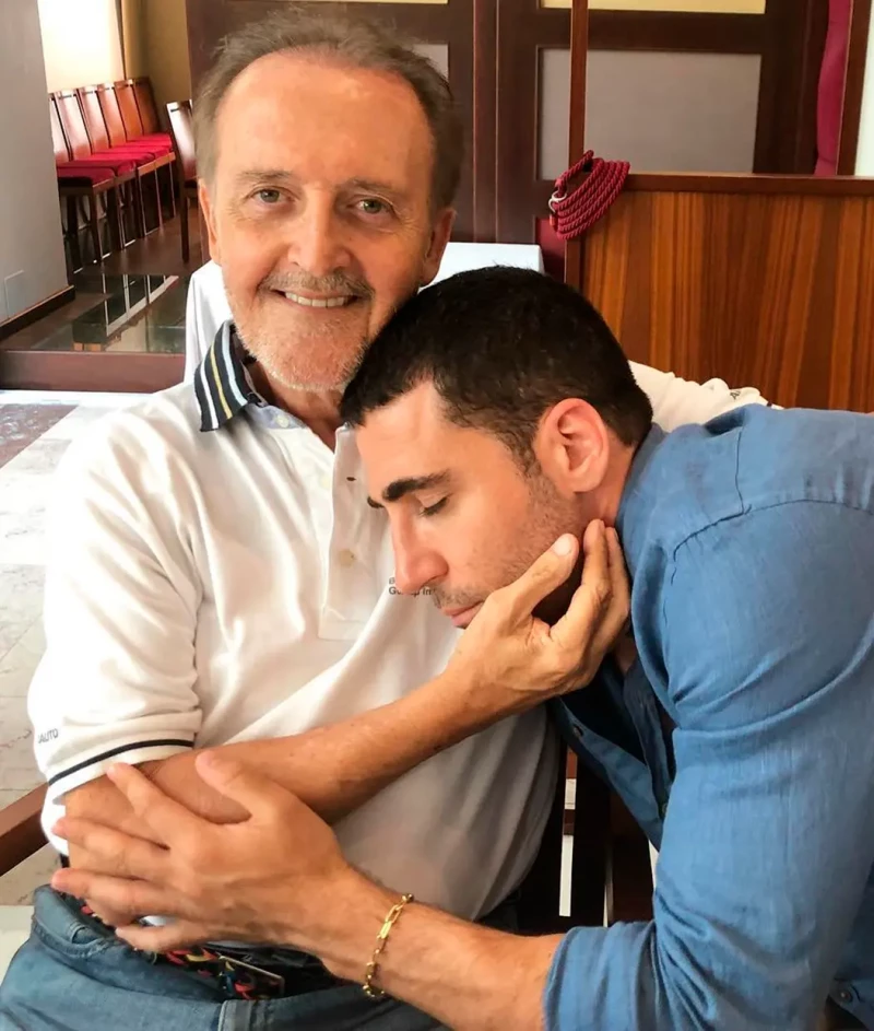 Miguel Ángel Silvestre abrazando a su padre.