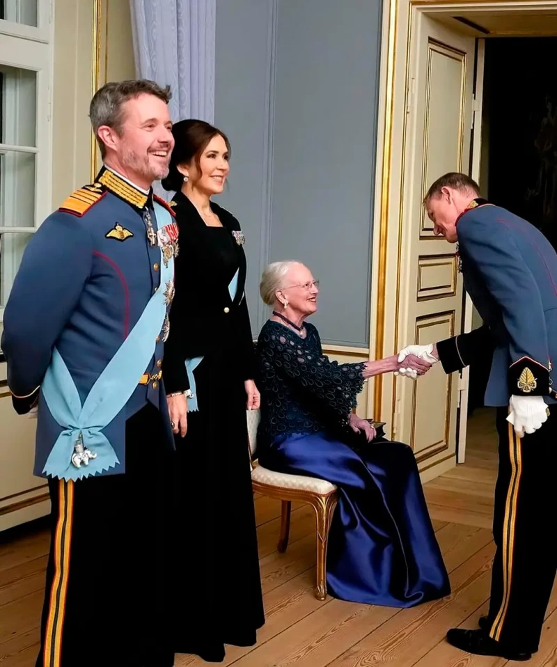 Federico y Mary de Dinamarca junto a la reina Margarita de Dinamarca en la recepción de la cena de gala.