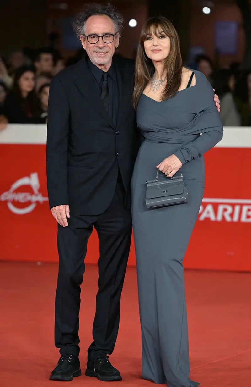 Tim Burton posando junto a Monica Bellucci.