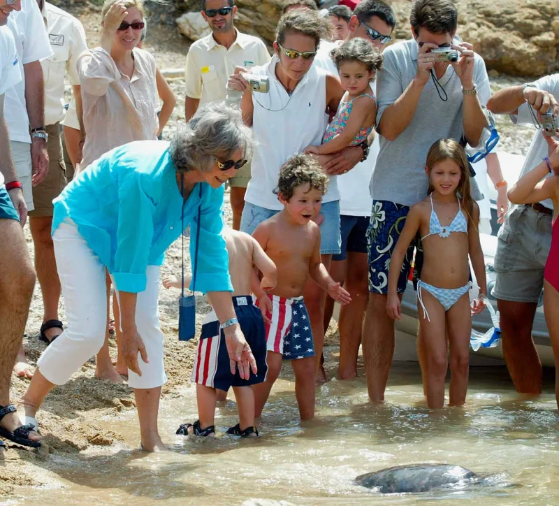 La reina Sofía con su familia, rescatando tortugas en 2003.