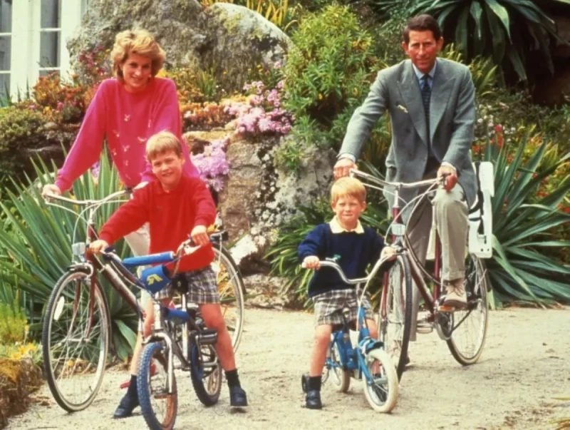 Carlos y Diana junto a sus dos hijos, Guillermo y Harry.