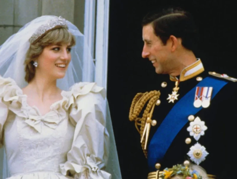 El 12 de julio de 1981 Carlos y Diana se dieron un "sí,quiero" de lo más falso: él amaba a otra y la ella se sentía, según sus palabras, "como un cordero al que llevan al matadero"