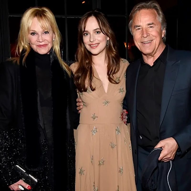 Dakota Johnson con sus padres, Melanie Griffith y Don Johnson.