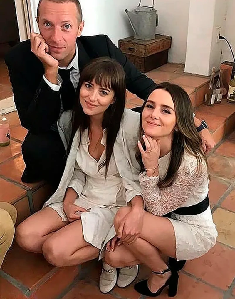 Chris Martin y Dakota Johnson con una amiga en común.