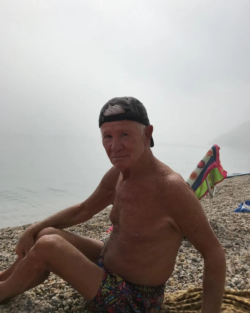 Pepe Bisbal, el padre de David Bisbal, en la playa.