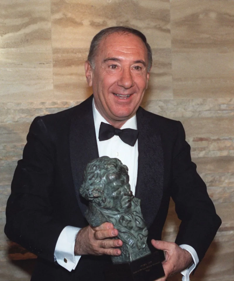 Imagen de Alfredo Landa con un premio Goya.