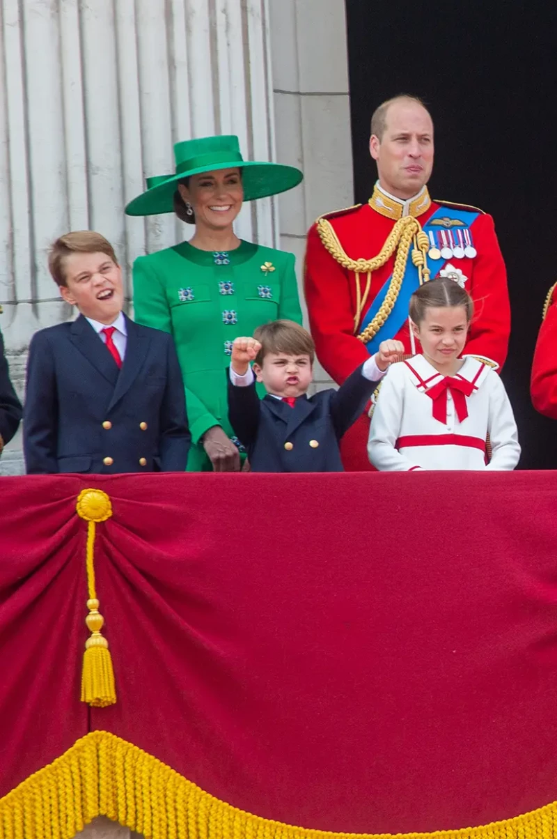 Polémica por el trooping the colour. Aunque el ejército dijo que Kate estaría en junio en este desfile, como el año pasado (foto), Kensington lo ha negado.