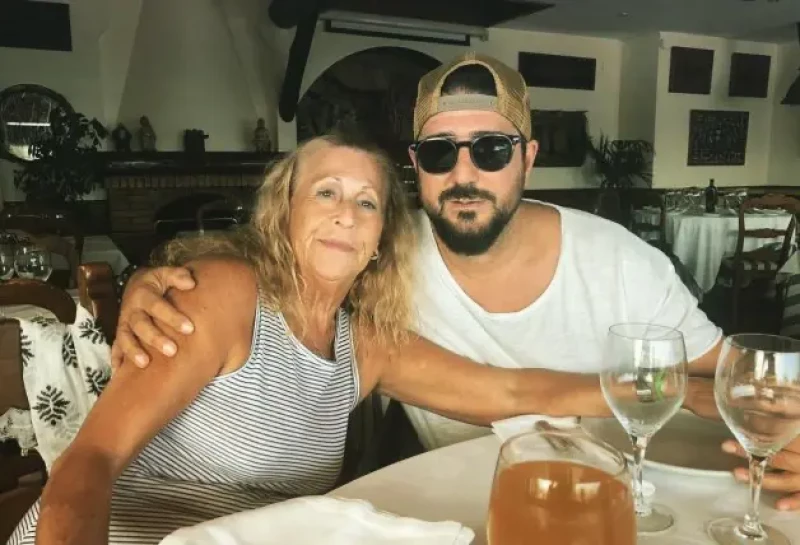 Antonio Orozco con su madre, Carmen Ferrón