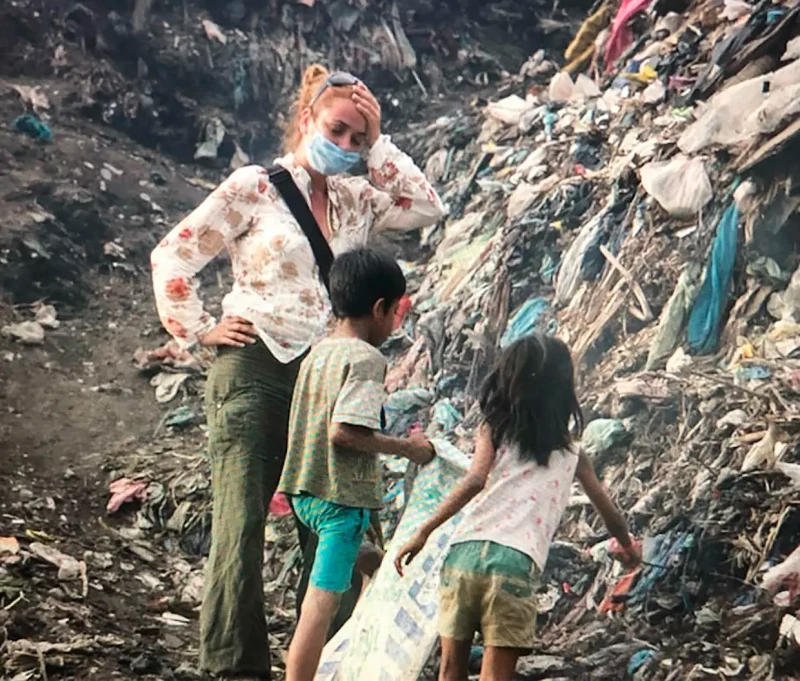 Hizo un reportaje de la ruta de la cocaína por Bolivia y Argentina. En la foto, con unos niños en un vertedero en busca de algo que vender o comer.