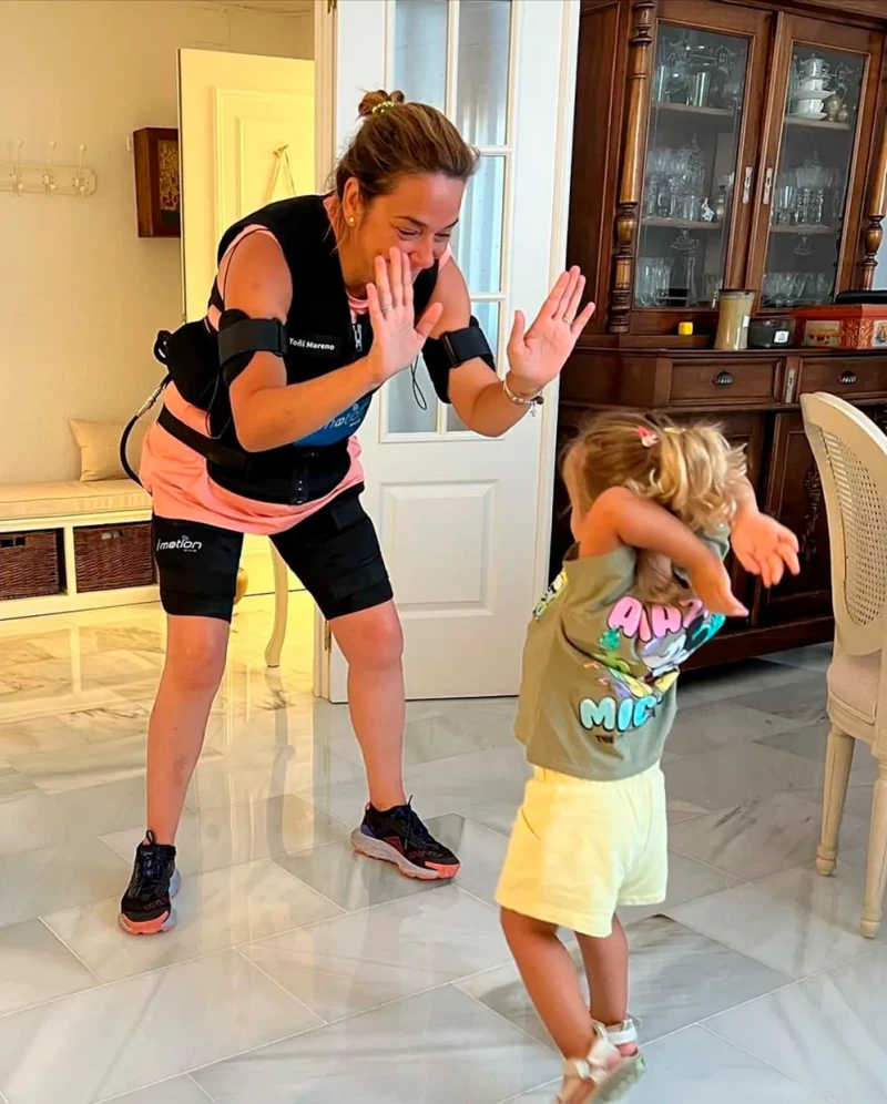 Toñi Moreno con su hija, Lola, tras ejercitarse en casa.