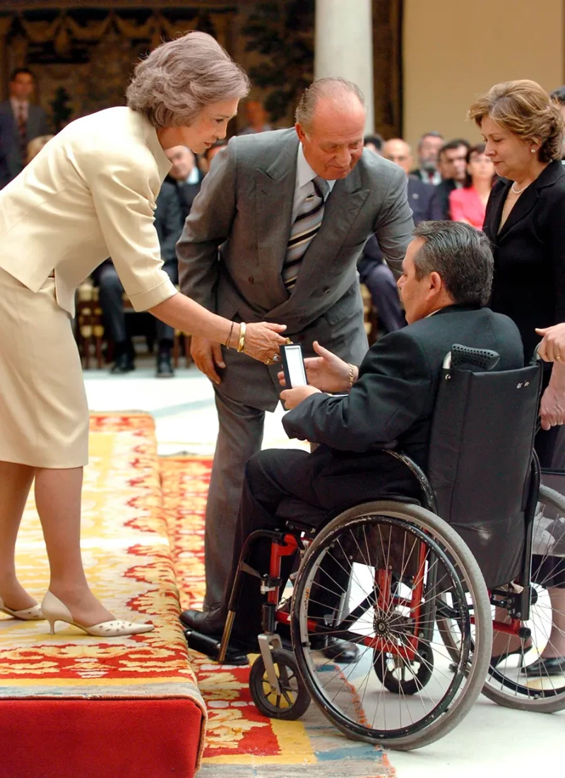 Juan Carlos y Sofía saludando a una víctima del terrorismo.