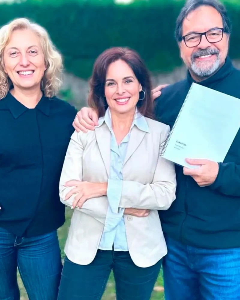 Silvia Marsó con el director de la obra 'Claveles'.