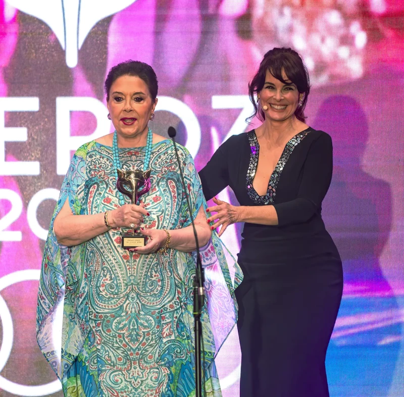 Silvia Marsó entregando a Monica Randall un Premio Feroz.