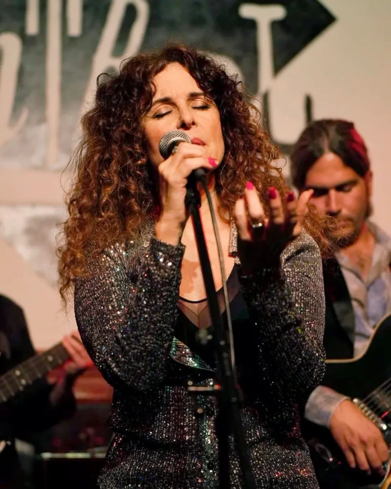 Silvia Marsó cantando.