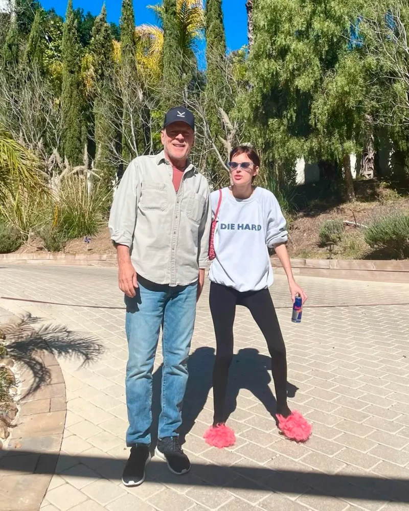Bruce Willis paseando con su hija.