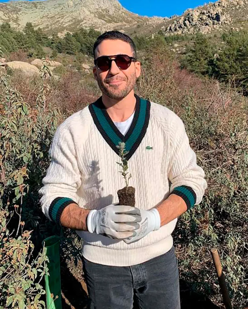 Miguel Ángel Silvestre con una planta.