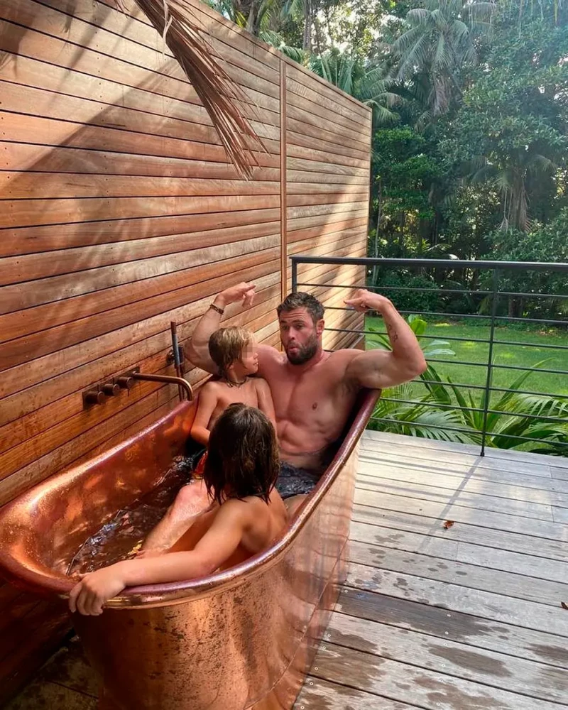 Chris Hemsworth bañera hijos.