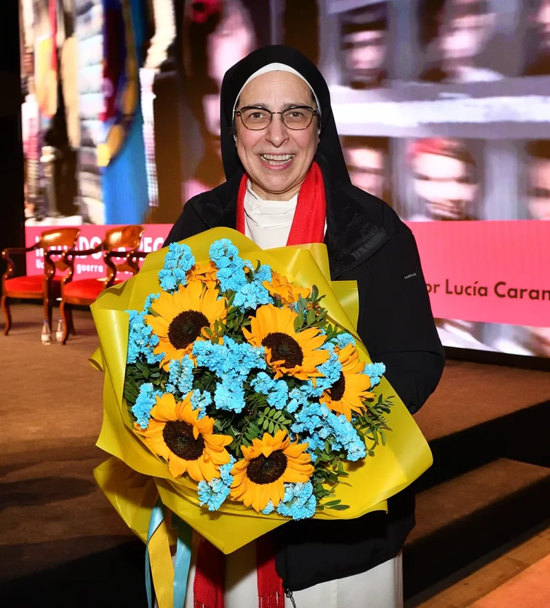 Sor Lucía Caram con un ramo de flores.
