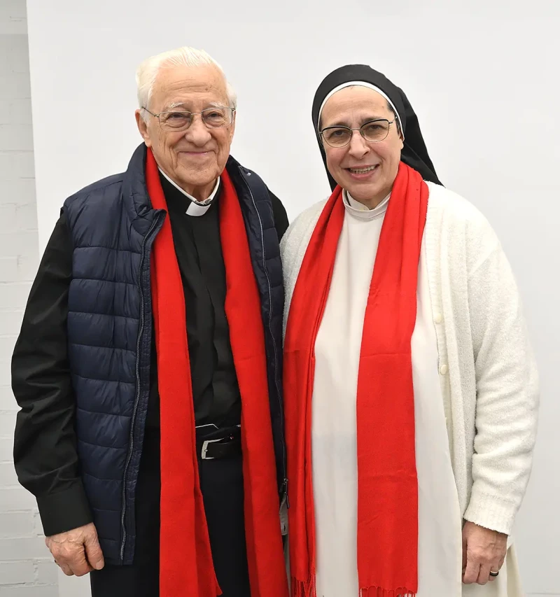 Sor Lucía y el padre Ángel.