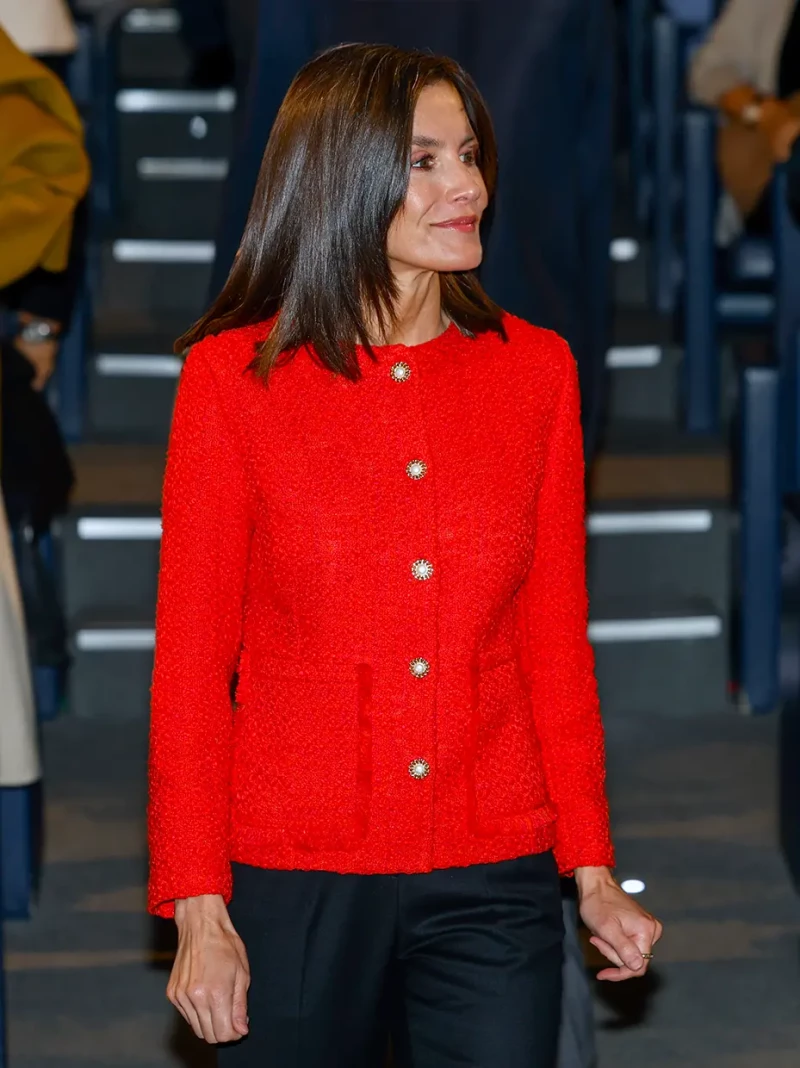 Letizia con una chaqueta roja.