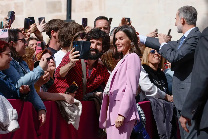 La reina Letizia y el rey Felipe con sus seguidores