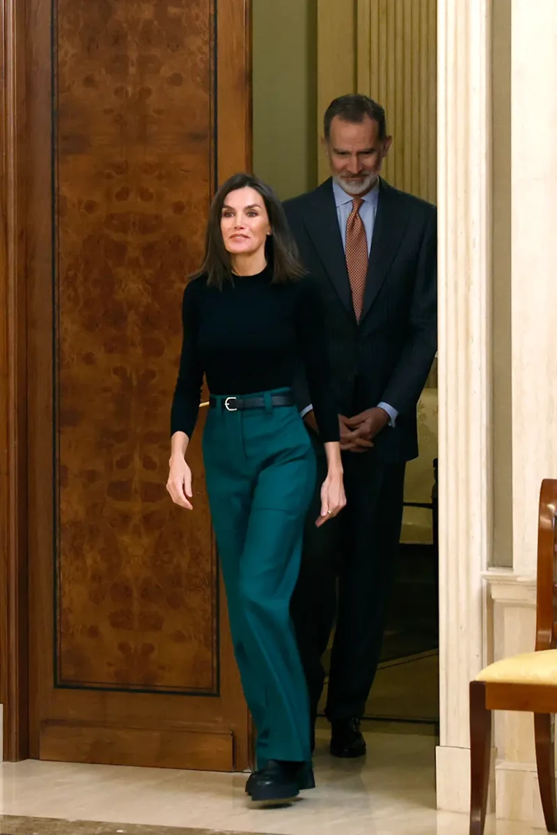 Letizia y Felipe entrando por una puerta.