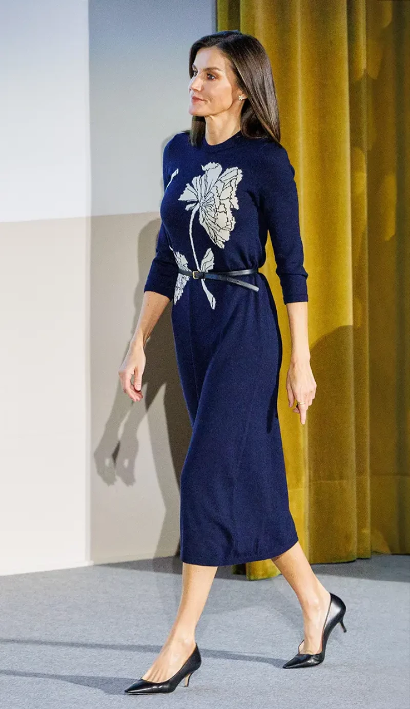 Letizia con un vestido azul con una flor